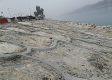 الموارد المائية تتابع مراحل إنجاز أعمال التكسية الحجرية لضفاف شط الكوفة.